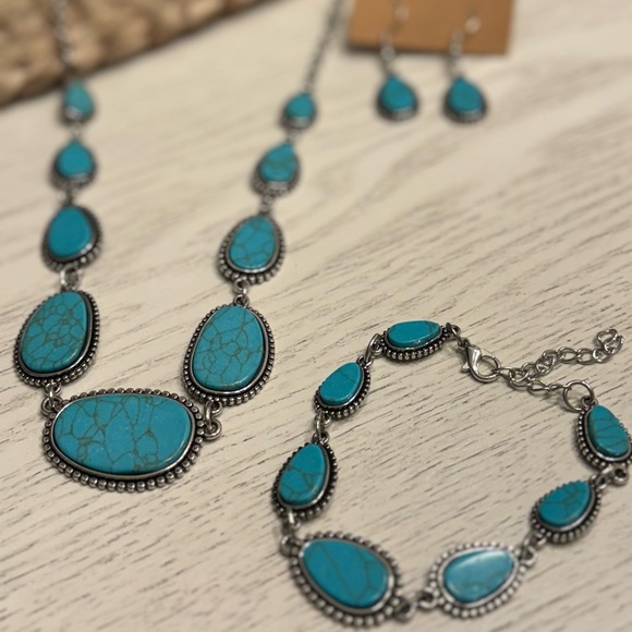 BEAUTIFUL FAUX TURQUOISE &SILVER SET - Picture 5 of 7